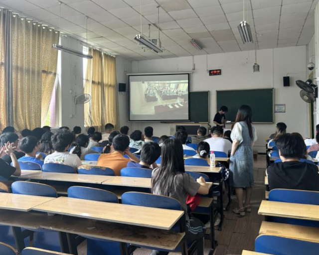 对讲堂内容的多元化诉求教师剖析学生的学习动态调整教育内容