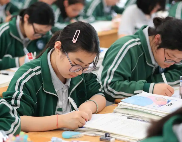 实践层面看学生理论首先面临着自我教育功用发挥缺少的难题 实践层面看学生理论首先面临着自我教育功用发挥缺少的难题